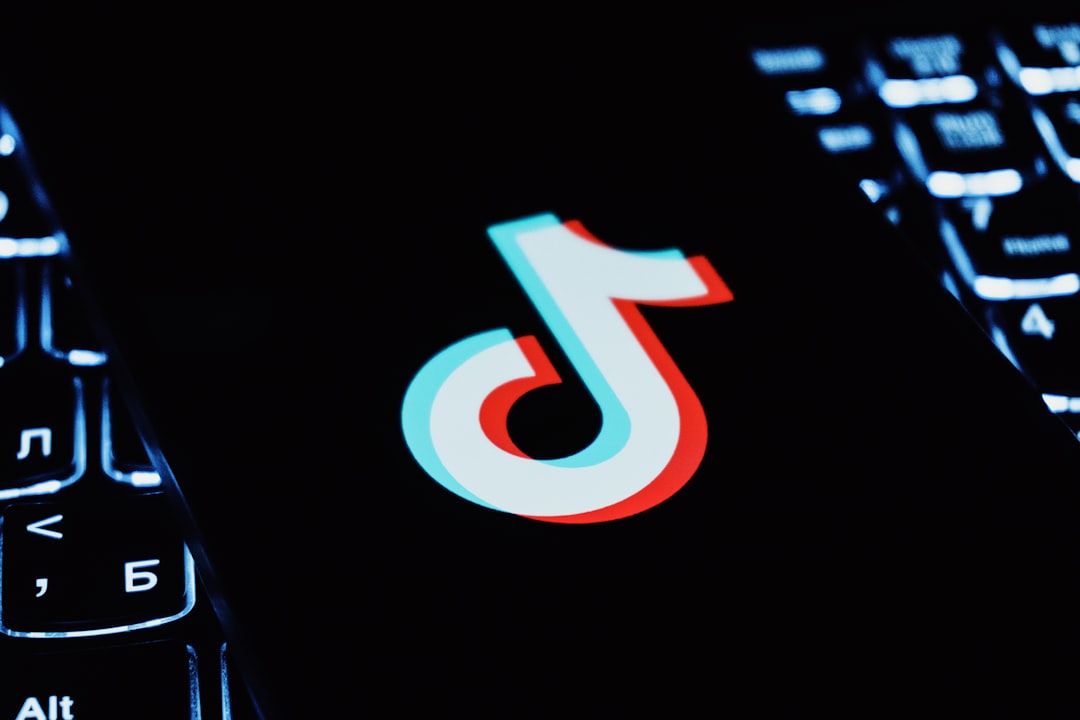tiktok-logo-on-a-dark-keyboard-background-hkaur2tjvik